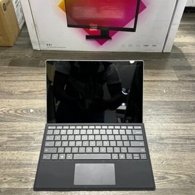 Microsoft Surface Pro 4 (256 GB, 8 GB RAM, Intel Core i5)