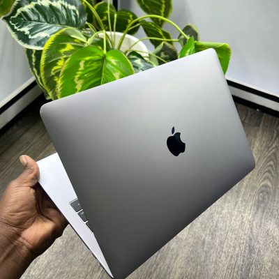 MACBOOK PRO 13 2019|INTEL CORE i7 |16GB RAM| 1TB SSD|TOUCH BAR AND TOUCH ID|13.3 INCH RETINA DISPLAY